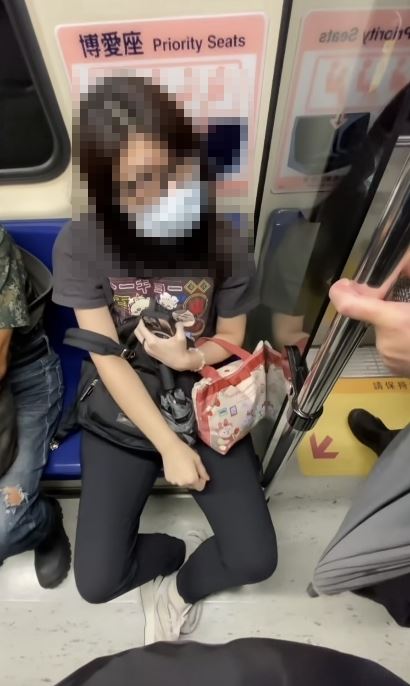 口罩女情緒激動，與車上乘客爭吵。（圖／翻攝自Thread@turtle50100）