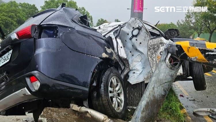 車上共3人，2名員警及1名被移送的嫌犯。（圖／翻攝畫面）