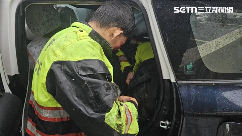 導致車輛失控，自撞分隔島燈桿，導致車體嚴重毀損。（圖／翻攝畫面）