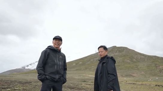 蔡國強在煙花秀致詞時表示：「感謝牧民配合，也感謝聰明的動物們幫助，讓我的點火線路暢通無阻，讓許多網友怒轟。（圖／翻攝自李老師不是你老師X、翻攝自boredpanda攝影網站）