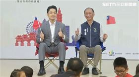 蔣萬安親自試坐北市推出的限量國慶椅。（圖／翻攝畫面）