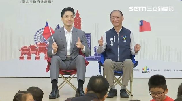 蔣萬安親自試坐北市推出的限量國慶椅。（圖／翻攝畫面）