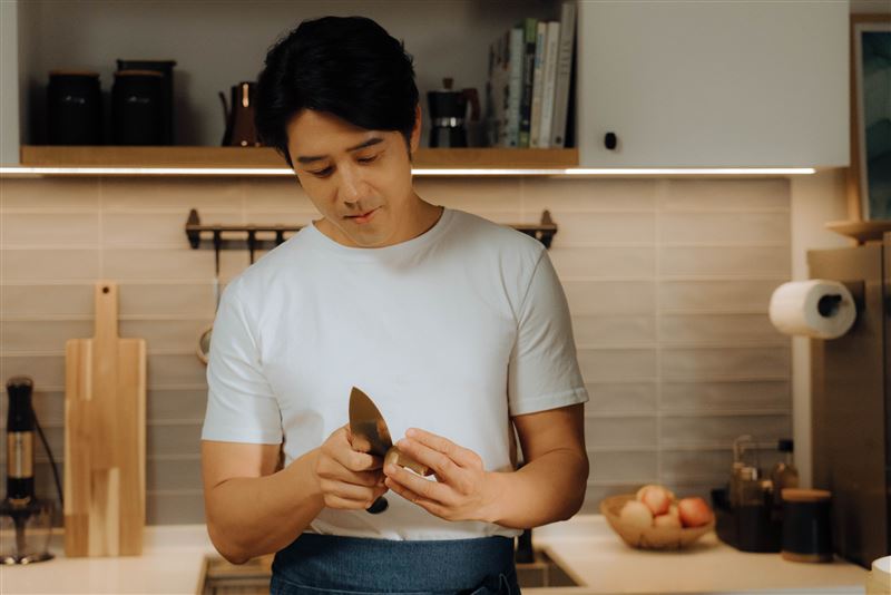 胡宇威樂當煮飯男友。（圖／公視+提供）