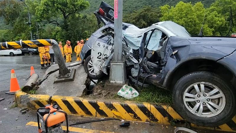 花蓮縣警察局新城分局加灣派出所，今（23日）移送通緝犯途中失控自撞。（圖／翻攝畫面）