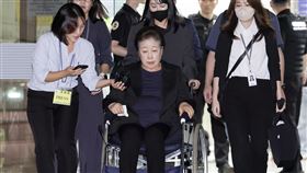 因涉嫌送包給前第一夫人金建希，韓鶴子23日凌晨遭羈押。（圖／達志影像）