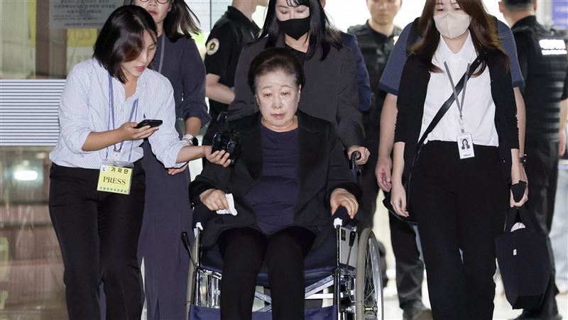 因涉嫌送包給前第一夫人金建希，韓鶴子23日凌晨遭羈押。（圖／達志影像）