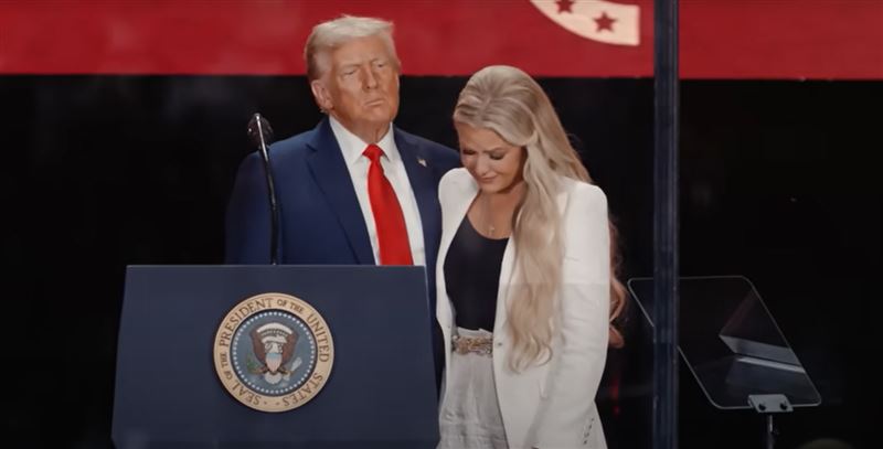 柯克遭槍擊身亡，川普（左）在追悼會上安慰其遺孀艾瑞卡（右）。（圖／翻攝自YouTube@The White House）