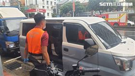  北市男子陳屍在重慶北路三段路旁停車格的廂型車後座。（圖／讀者提供）