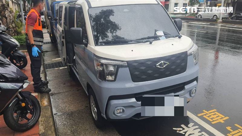 北市男子陳屍在重慶北路三段路旁停車格的廂型車後座。（圖／讀者提供）