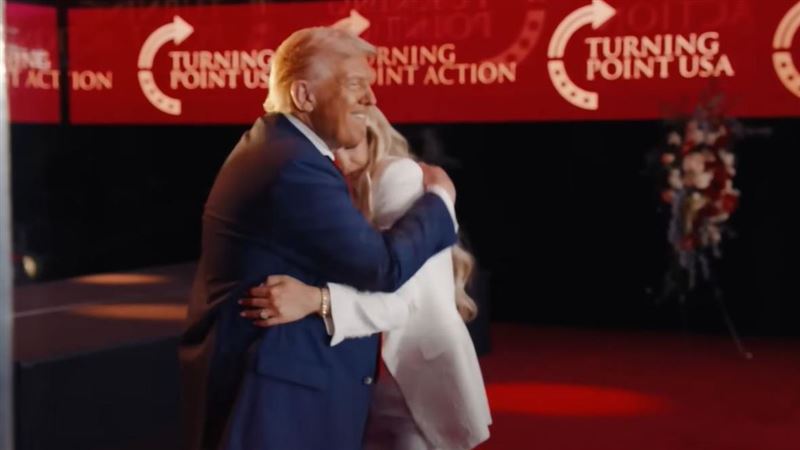 直播鏡頭捕捉川普在擁抱艾瑞卡時臉上的表情引發討論。（圖／翻攝自YouTube@The White House）
