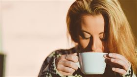 女子喝飲料。(圖／Pixabay)