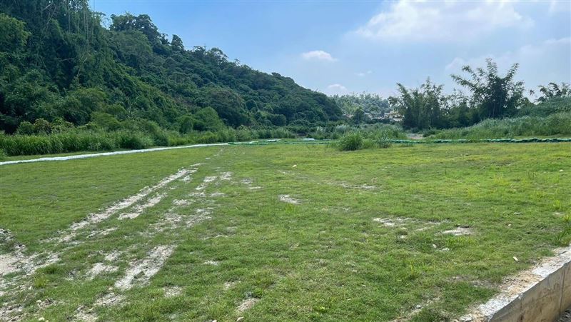 大樹「和山光電」現址已長出植生。（圖／翻攝畫面）