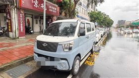 北市男子陳屍在重慶北路三段路旁停車格的廂型車後座。（圖／讀者提供）