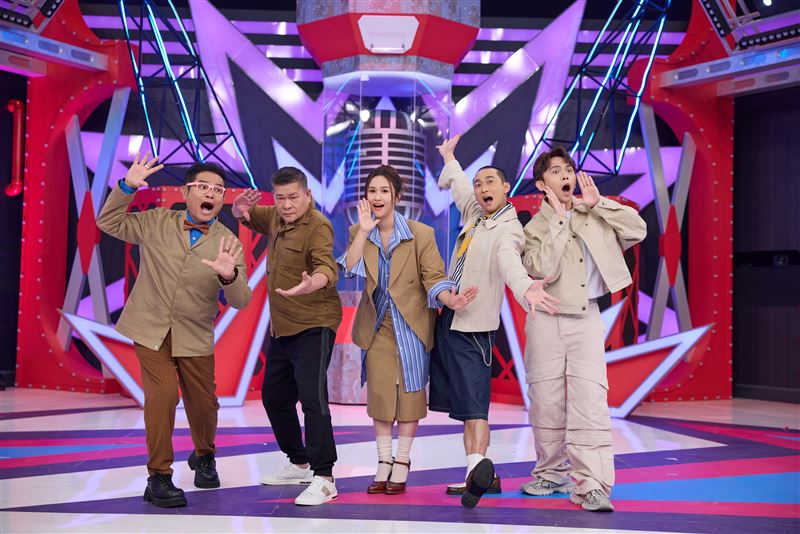 《Talk Talk秀台語》第二季強勢回歸（左起舜哥 澎恰恰 SANDY 浩子 黃豪平）。（圖／公視台語台提供）