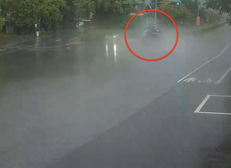 一名員警從車內噴飛到馬路上。（圖／記者呂彥攝影）