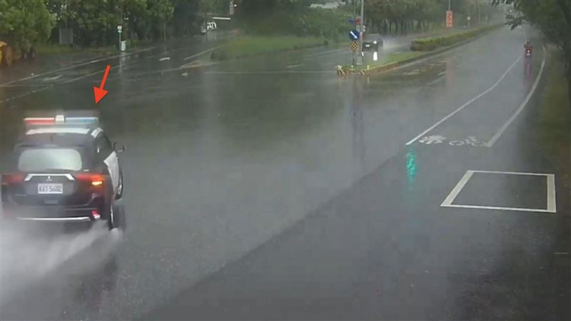花蓮,警車,自撞,分隔島（圖／記者呂彥攝影）
