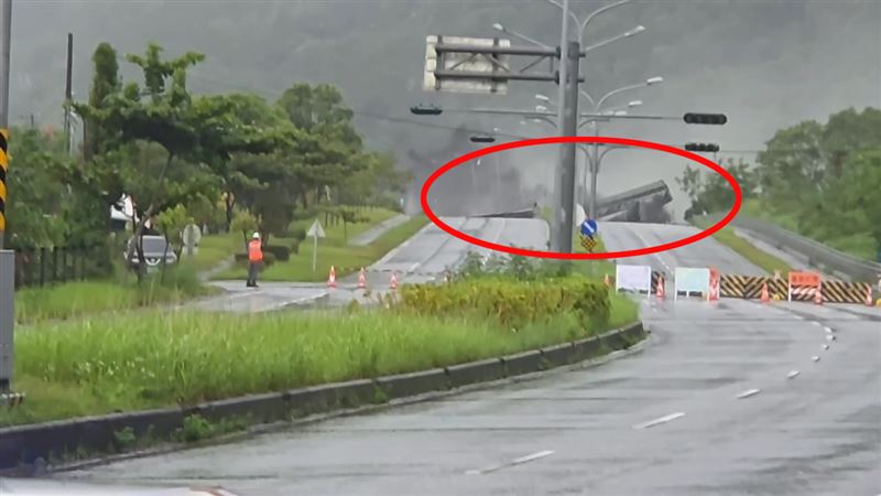 馬太鞍溪橋被凶狠的沙土洪流沖垮，橋面消失不見。（圖／翻攝畫面）