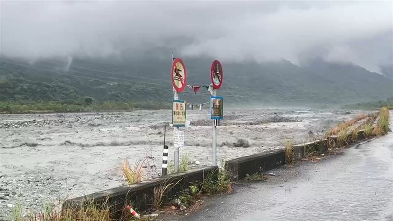 砂石洪流抵達後隨即溢出路面