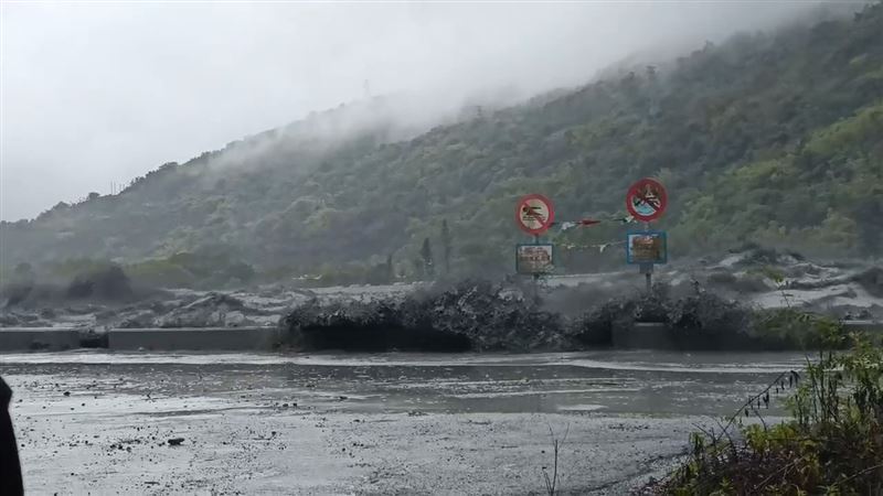 大量砂石形成「黑流」帶來恐怖的破壞力。（圖／翻攝畫面）