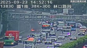 現場火燒車情形。（圖／翻攝國道即時影像）