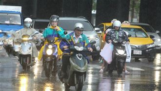 雨衣發霉又臭？專家曝「別用洗衣粉刷」