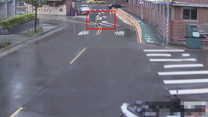 鄭女穿著雨衣戴安全帽準備犯案。（圖／翻攝畫面）