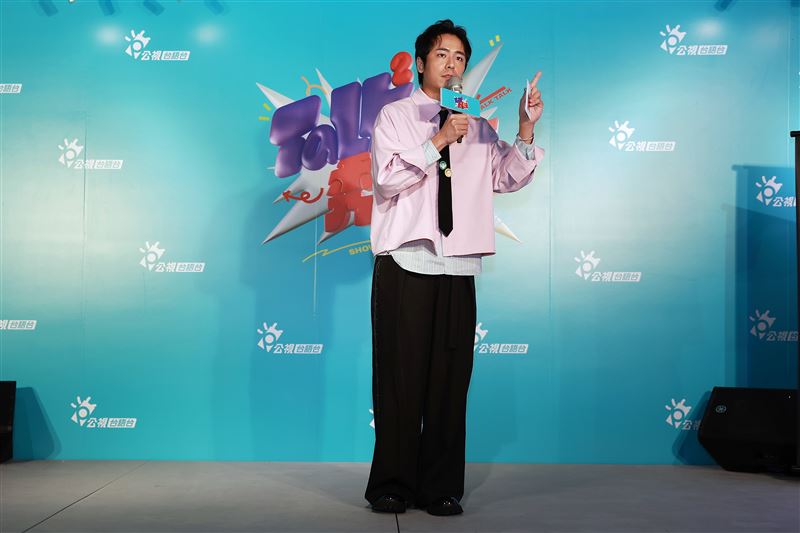 擔任記者會主持人的張瑞夫，其實也是本季參賽選手之一。（圖／公視台語台提供）