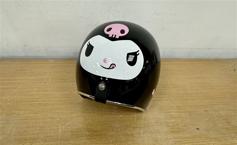 鄭女犯案時所戴的安全帽。（圖／翻攝畫面）