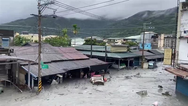 避難中的居民對家園遭到泥流破壞感到很無力。（圖／翻攝畫面）