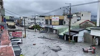 勇消徒步背災民涉水全泥濘 尋獲1人無生命