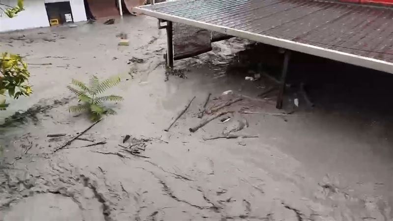 黑色泥流沖進市區，讓居民飽受驚嚇。（圖／翻攝畫面）