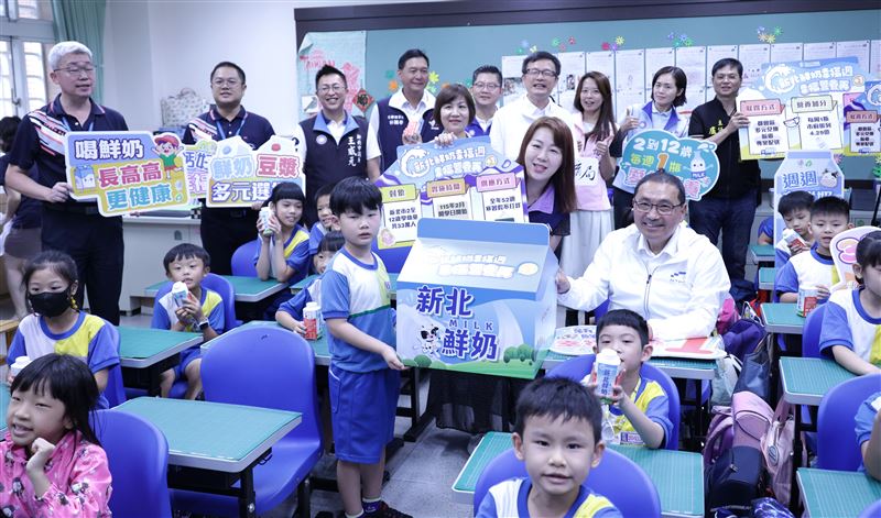 凡就讀新北市公私立國小、幼兒園，以及設籍新北市的2至12歲學齡兒童每週皆可免費兌換1瓶鮮奶或豆漿。（圖／新北教育局提供）