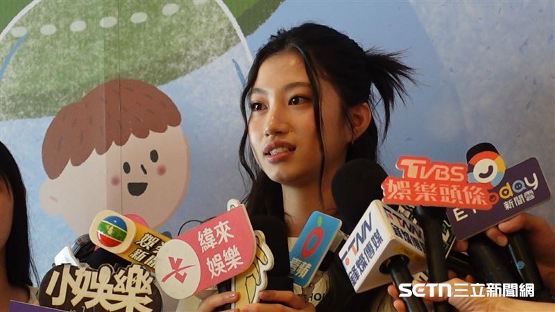 活動結束接受媒體採訪時，顧穎終於忍不住壓抑許久的情緒，當場落淚，她說，自己看到這些小朋友，雖然有唇腭裂或小耳症，成長過程很辛苦，但他們仍那麼勇敢和不放棄，真的讓人非常佩服和捨不得。一旁有人開玩笑說：「所以你是被他們的精神逼哭了！」（圖／記者張雅筑攝）