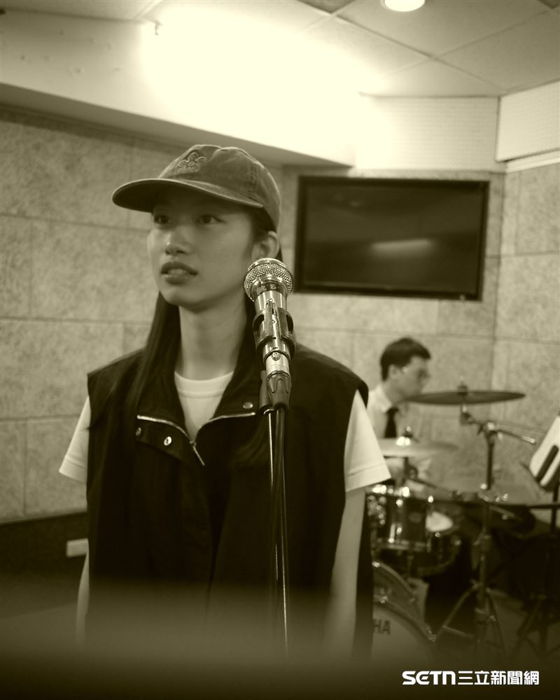 顧穎在選秀節目《大學聲Young Voice》的表現明顯可以看得出來，她非常喜歡音樂和唱歌，她說，自己也會朝創作這條路努力，可能很多人是因為媽媽李千娜才認識她，但有朝一日會靠作品證明：「我靠自己也可以的！」（圖／翻攝自顧穎臉書）