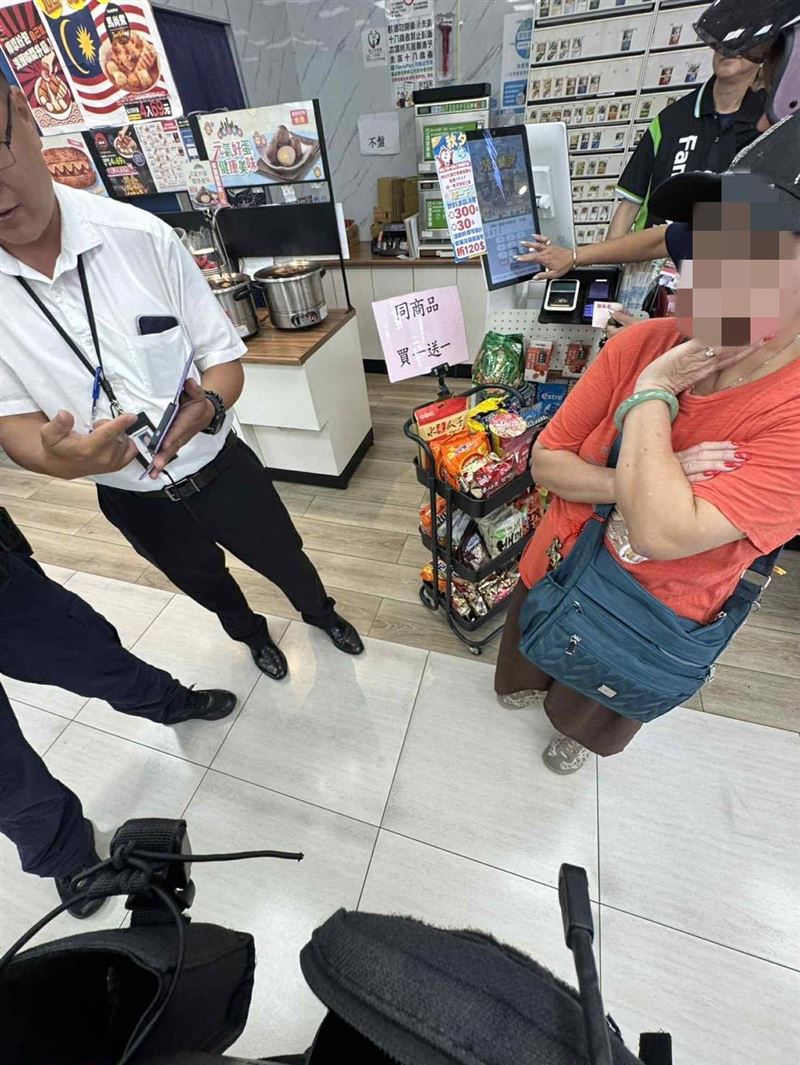 桃園婦人誤信詐騙小編，掏13萬買點數，被警方及時攔下。（圖／翻攝畫面）