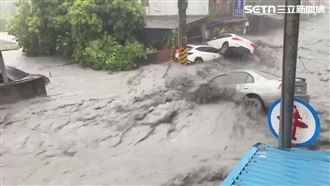 馬太鞍溪堰塞湖溢流　洪水如海嘯沖走轎車