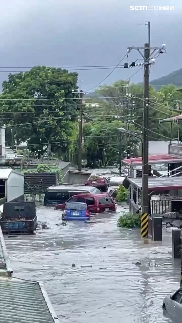 樺加沙颱風襲台，造成花蓮馬太鞍溪堰塞湖提前溢流。（圖／翻攝畫面）