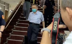 ▲柯文哲戴著新的電子腳鐐離開北院。（圖／翻攝畫面）