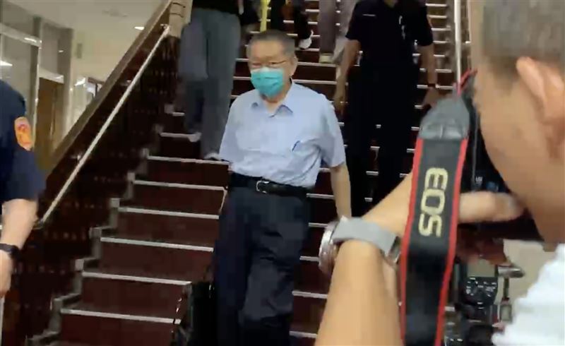 柯文哲戴著新更換的電子腳鐶離開北院。（圖／翻攝畫面）