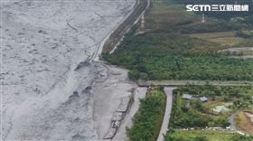 花蓮,馬太鞍溪堰塞湖,壩頂溢流,空拍,泥水,光復市區,災情（圖／農田水利會花蓮管理處提供）