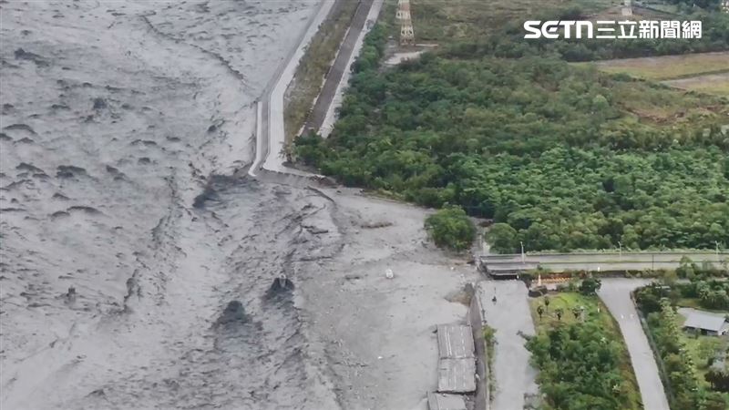花蓮馬太鞍溪堰塞湖發生壩頂溢流，強勁水勢沖垮馬太鞍溪橋。（圖／農田水利會花蓮管理處提供）