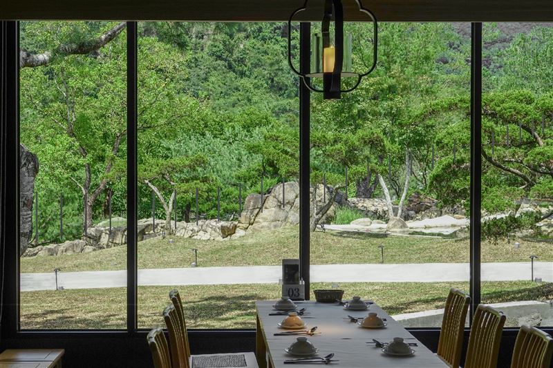 「山林兼味」開門見山、四面引景入室，在餐廳內享用佳餚，就能一覽無遺窗外綠蔭如畫的自然美景。（圖／品牌業者提供）