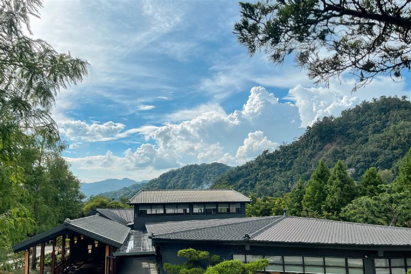 離塵不離城！餐飲生活美學新地標「春秋山林」。群山環抱、林蔭縈繞。（圖／品牌業者提供）