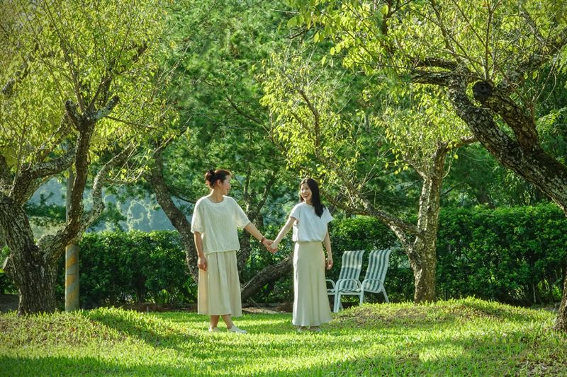 緩步在「梅園」，心境也隨之放鬆，彷彿接受一場大自然的療癒洗禮，讓人重啟身心能量。（圖／品牌業者提供）
