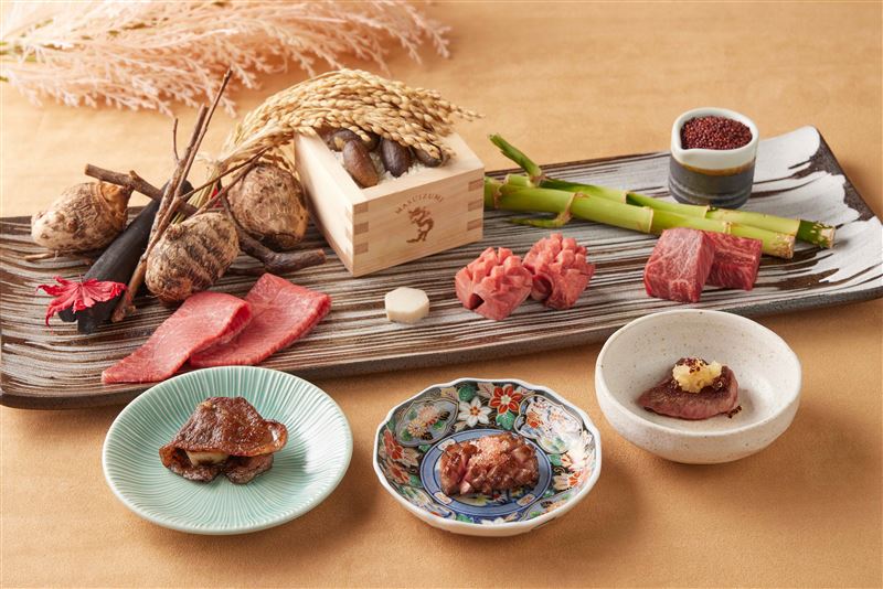 重頭戲「燒肉三拼」以牛舌、姿切板腱與腿肉，結合綿密里芋、米麴與炸紅藜麥等秋季食材，呈現濃厚季節風情。（圖／品牌業者提供）