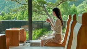 「快哉亭」提供足沐體驗。雙腳接受溫潤足湯的療癒呵護，再喝一口養生茶品，身心的疲憊盡釋。（圖／品牌業者提供） 