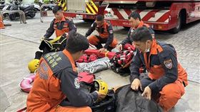 新北消防特搜大隊共10位同仁組成先遣部隊前往花蓮（圖／新北市府提供）