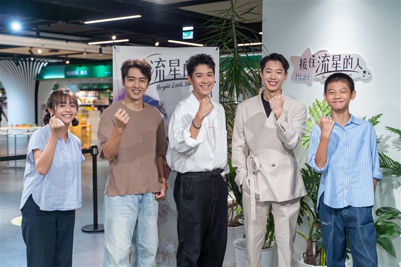 陳昭妃（左起）、吳政勳、吳岳擎、黃信赫、洪君昊出席《接住流星的人》記者會。（圖／大愛提供）