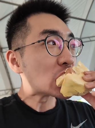 一位中國男子在泰國機場被攔，不能帶榴槤上飛機，只好現場吃掉。（圖／翻攝自抖音）