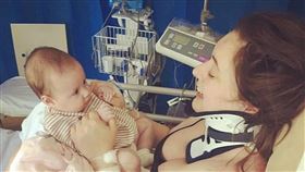 海莉打哈欠太用力，導致頸椎錯位，動手術後成功避免癱瘓。（圖／翻攝自heyley_edits）